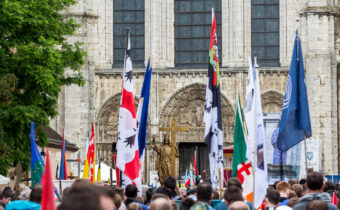 Tradicionalistická púť do Chartres už druhý rok láme rekord. Záujem stále narastá napriek (alebo kvôli) Traditionis custodes. Príde aj kardinál Müller