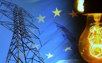 CENY ELEKTŘINY V ČESKU VYLETĚLY DO NEBES! Češi v přepočtu na tržní sílu platí suverénně nejvíce peněz za elektřinu v Evropě, jak potvrdil právě Eurostat! Vláda ze zisků ČEZu financuje Ukrajinu i nákupy stíhaček!