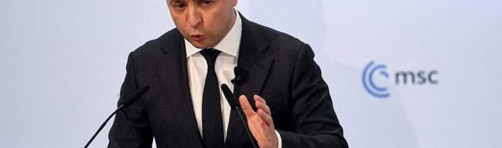 Viktor Orbán na konferenci NatCon v Bruselu prohlásil, že Ukrajina je protektorát Západu a Rusko nikdy nedovolí její vstup do NATO! Volby do EU parlamentu rozhodnou, jestli Evropa půjde do války s Ruskem, anebo se podaří odstavit od moci euroliberální gardu fašistů a zelených teroristů! Starosta Bruselu chtěl konferenci zakázat, ale soud zákaz zrušil jako protiústavní!
