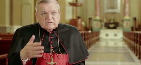 Kardinál Burke odsúdil "prenasledovanie" latinskej omše a "škandál" prijímania pre politikov podporujúcich potraty