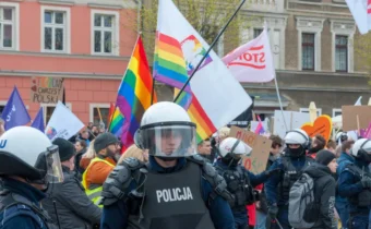 Polská vláda chystá tři roky vězení za urážku osob LGBT