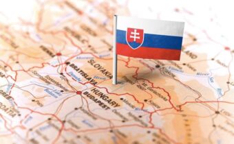 Vnímanie Ruska ako hrozby na Slovensku klesá, Slováci naopak považujú za hrozbu USA. Podpora verejnosti voči vláde aj armáde v porovnaní s rokom 2023 výrazne stúpla. Liberálnu demokraciu označuje za hrozbu pre národnú identitu a hodnot
