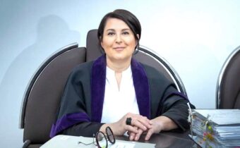 Novou šéfkou Súdnej rady sa stala Marcela Kosová, ktorá aj s ďalšími sudcami stála za odvolaním Mazáka z funkcie. Napojenie Harabina na politiku podľa jej názoru vylučuje, aby tento bývalý kandidát na prezidenta mohol byť členom S