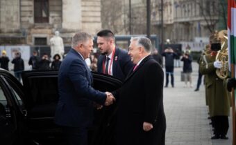 „Slovensko sa po zmene vlády vydalo na cestu k mieru. Pre Maďarsko to bola veľká pomoc. Atentátom na premiéra Fica bol tento proces pozastavený. Maďarsko tým ostáva nateraz v boji za mier osamotené,“ vyhlásil Viktor Orbán