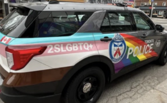 Maxime Bernier sa vysmieva torontskej polícii za to, že v čase rozmáhajúcej sa kriminality oblieka svoje autá do farieb vlajky LGBT