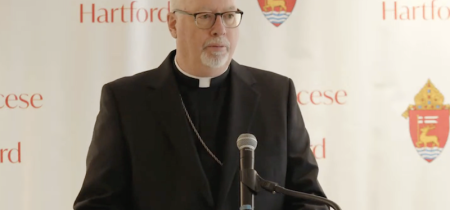 Arcibiskup z Connecticutu, ktorý podporuje "diakonky", obhajuje používanie transrodových zámen