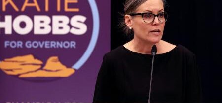 Demokratická guvernérka Arizony Katie Hobbsová zrušila takmer úplný zákaz potratov v štáte