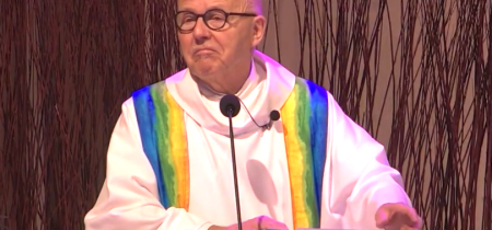 Disidentský kňaz povedal pro-LGBT farníkom, že dúfa, že synoda v roku 2024 schváli diakonky
