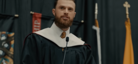 Harrison Butker chváli latinskú omšu, kritizuje Joea Bidena a biskupov USA v prejave na začiatku štúdia