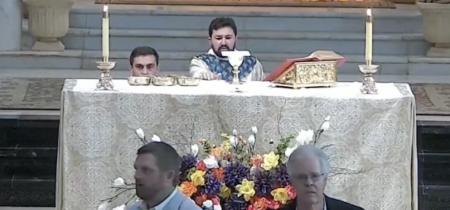 Katolícki farníci z Louisiany zabránili ozbrojenému tínedžerovi vstúpiť na omšu prvého svätého prijímania