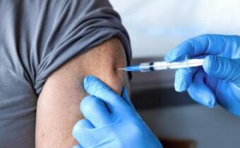 Najvyšší súd Britskej Kolumbie potvrdil povinnosť očkovania zdravotníckych pracovníkov vakcínou COVID