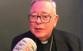 Kardinál Hollerich opäť nepravdivo tvrdí, že katolícke učenie o kňazstve len pre mužov "možno zmeniť