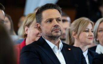Varšavský primátor nariadil odstránenie kríža a používanie transrodových "zámen" na radnici
