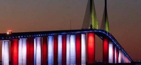 DeSantis odpojil dúhové osvetlenie mosta na Floride v prospech červenej, bielej a modrej farby