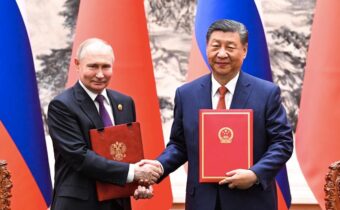 Čínske vedenie vníma Rusko ako priateľa a partnera. USA sa desia pred realitou nového multipolárneho usporiadania a poučujú Čínu, že keď podporuje Rusko, nemôže zlepšovať vzťahy so Západom