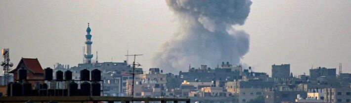 VIDEO: Lietadlá sionistického režimu pod Netanjahuovým vedením na hulváta zaútočili na utečenecký tábor v centre Rafahu, len niekoľko minút po rozhodnutí Medzinárodného súdneho dvora, ktorý Izraelu prikázal zastaviť vojenskú ofen