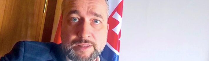 VIDEO: Progresívci si do parlamentu na pomoc zavolali pracovníkov ambasád USA a Veľkej Británie. „Slovensko nie je žiadna kolónia, aby nás tu kontrolovali Američania, ako si spravujeme vlastný štát!,“ odkázal Blaha progresívnym fund