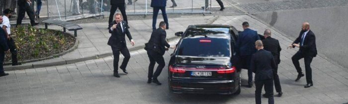 ATENTÁT NA FICA SPÁCHAL LIBERÁLNÍ SPISOVATEL A BÁSNÍK! Vybičovaná anti-ficovská agenda slovenské opozice tak má na rukách krev premiéra! (VIDEA)