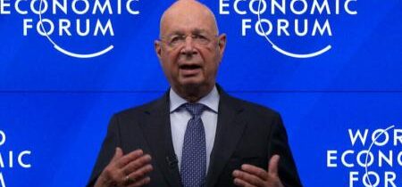 Klaus Schwab by si po odstúpení z vedúcej funkcie mohol zachovať významný vplyv na WEF