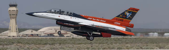 Budoucnost válčení? Stíhačka řízená AI obstála v „boji“, vezla i šéfa letectva (VIDEO)