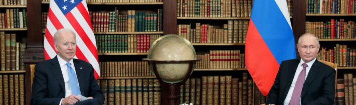 „Marš hlúposti“ – Biden dostal nečakanú radu ohľadne Ruska