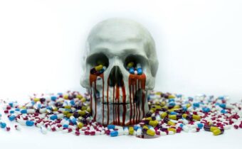 Vražedná povaha farmaceutického průmyslu. Léky jsou dnes hlavní příčinou úmrtí. ~ NESPOKOJENÝ
