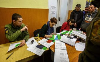 V Kyjeve mobilizovaným skonfiškovali telefóny