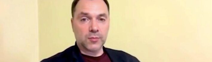 VIDEO: Oleksij Arestovič oznámil kandidaturu na ukrajinského prezidenta. „Až přijde čas, podám si ruku s Putinem a budeme spolu mluvit o míru,“ prohlásil bývalý poradce Volodymyra Zelenského. Ruského prezidenta Vladimira Putina není