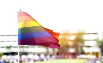 Kanadskí rodičia chcú nechať deti v škole na začiatku mesiaca hrdosti LGBT