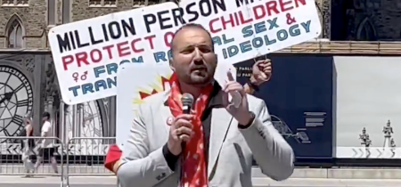 Kanaďania sa zhromaždili na protest proti LGBT "hrdosti" v školách na zhromaždení "Jeden národ pod Bohom