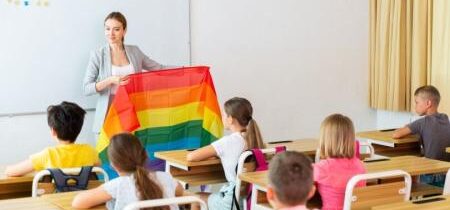 Nové učebné osnovy v Quebecu nariadia žiakom druhého stupňa, aby sa učili o rodovej identite a obsahu LGBT