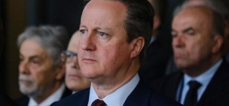 Britský prezident David Cameron, ktorého ruskí vtipkári oklamali a prinútili ho priznať, že vyvíja nátlak na Trumpa a GOP v otázke Ukrajiny