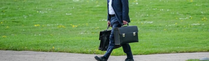 Mírový pseudo-summit ve Švýcarsku skončil fiaskem poté, co všechny země globálního jihu BRICS odmítly podepsat závěrečné komuniké a německý kancléř předčasně odletěl, protože na něho v zákulisí křičeli, že Německo nechce Ukrajině poslat rakety Taurus! Na konec summitu nepočkala ani americká viceprezidentka! Vladimir Putin poslal na dálku do Švýcarska podmínky ruského míru na Ukrajině!