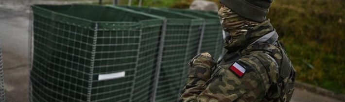 Velké pobouření v Polsku. Polské vojáky odvedli v poutech. Vystřelili varovné výstřely před migranty