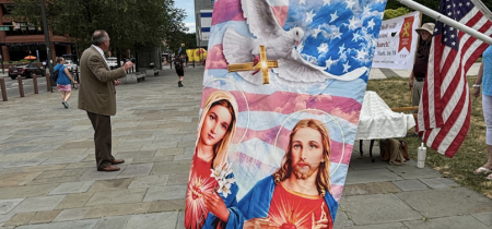 Katolíci organizujú ružencové zhromaždenie na odpor proti "hrdosti" LGBT, ďakujú biskupovi Stricklandovi za odpor proti "mníškam