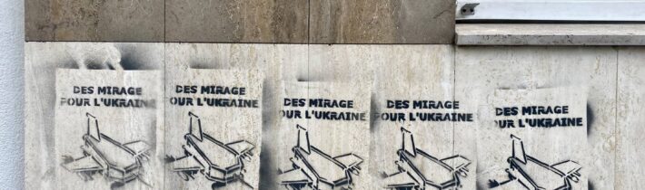 v Paríži sa objavili grafity so stíhačkami sľúbenými Ukrajine v podobe rakiev