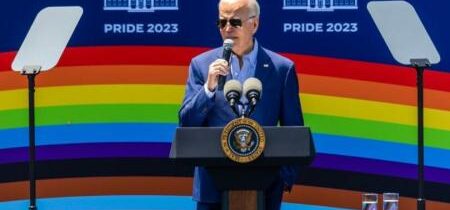 Bidenova administratíva ustupuje od operácií na zmenu pohlavia detí, aj keď Joe zvyšuje propagandu "hrdosti