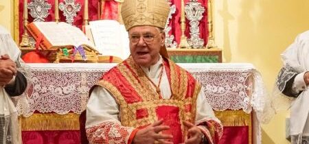 CELÝ TEXT: Homília kardinála Müllera pri príležitosti svätenia nových kňazov na latinskú omšu