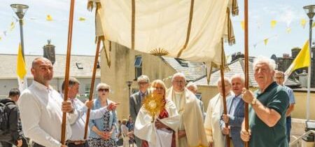 EXKLUZÍVNE: Írsky biskup bude vyšetrovať farnosť, ktorá nechala ženy niesť Najsvätejšiu sviatosť v procesii