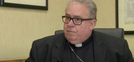 Biskup Olson hovorí, že cenzurovaní kňazi slúžia bojujúcim texaským karmelitánom