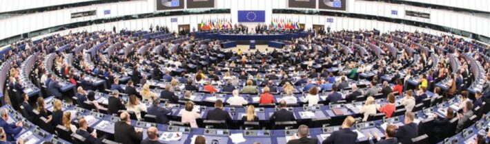 Europarlament v první rezoluci od voleb vyjádřil podporu Ukrajině a odsoudil mírovou misi maďarského premiéra Viktora Orbána