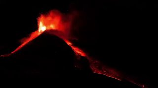 Sopka Etna na Sicílii začala v nedeľu večer vypúšťať lávové fontány, informoval …