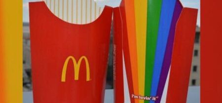 Bývalý zamestnanec McDonald's, ktorý si pomýlil pohlavie, dostal 7000 eur po tom, čo ho šéfovia nazvali zákonným menom