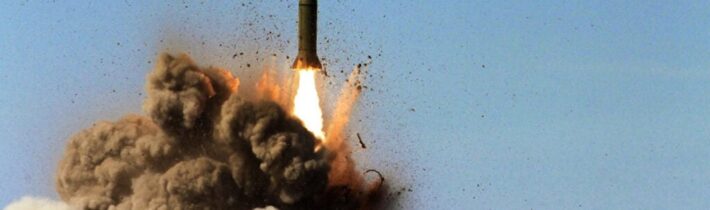 NEZOSTAL PO NICH ANI MASTNÝ FĽAK! Ruská armáda zasiahla raketou Iskander 50 zahraničných vojenských inštruktorov a žoldnierov  v meste Dergači v Charkovskej oblasti (VIDEO)