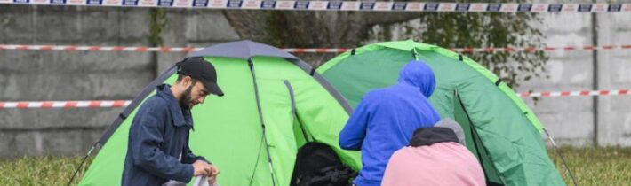 Šesťdesiatštyri vysilených migrantov v piatok ráno doplávalo na drevenom člne na…