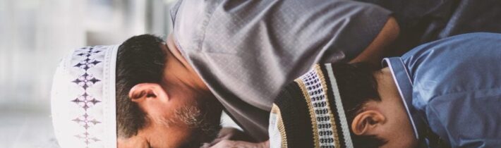 Macron otevřeně podpořil přechod Francie na chalífát