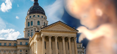 Najvyšší súd v Kansase zrušil dva pro-life zákony vrátane zákazu interrupcií