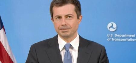 Pete Buttigieg počas benefičnej akcie Kamaly Harrisovej povedal, že "prístup k potratom" robí mužov "slobodnejšími