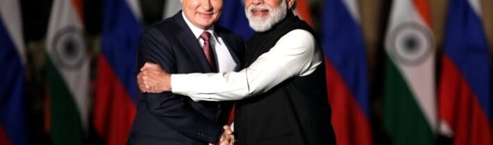 Macron dostal inštrukcie – musí narušiť vzťahy medzi Ruskom a Indiou
