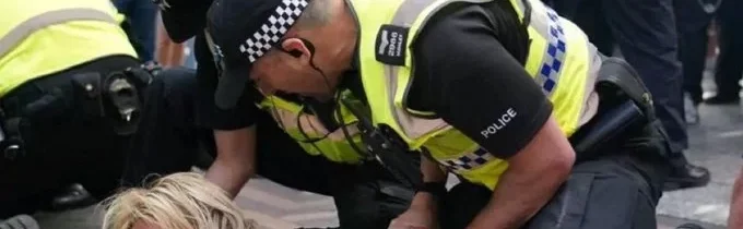 Velká Británie: Proti protestujícím Britům vychází do ulic muslimové s mačetami a noži a křičí „Allahu akbar!“ (video)